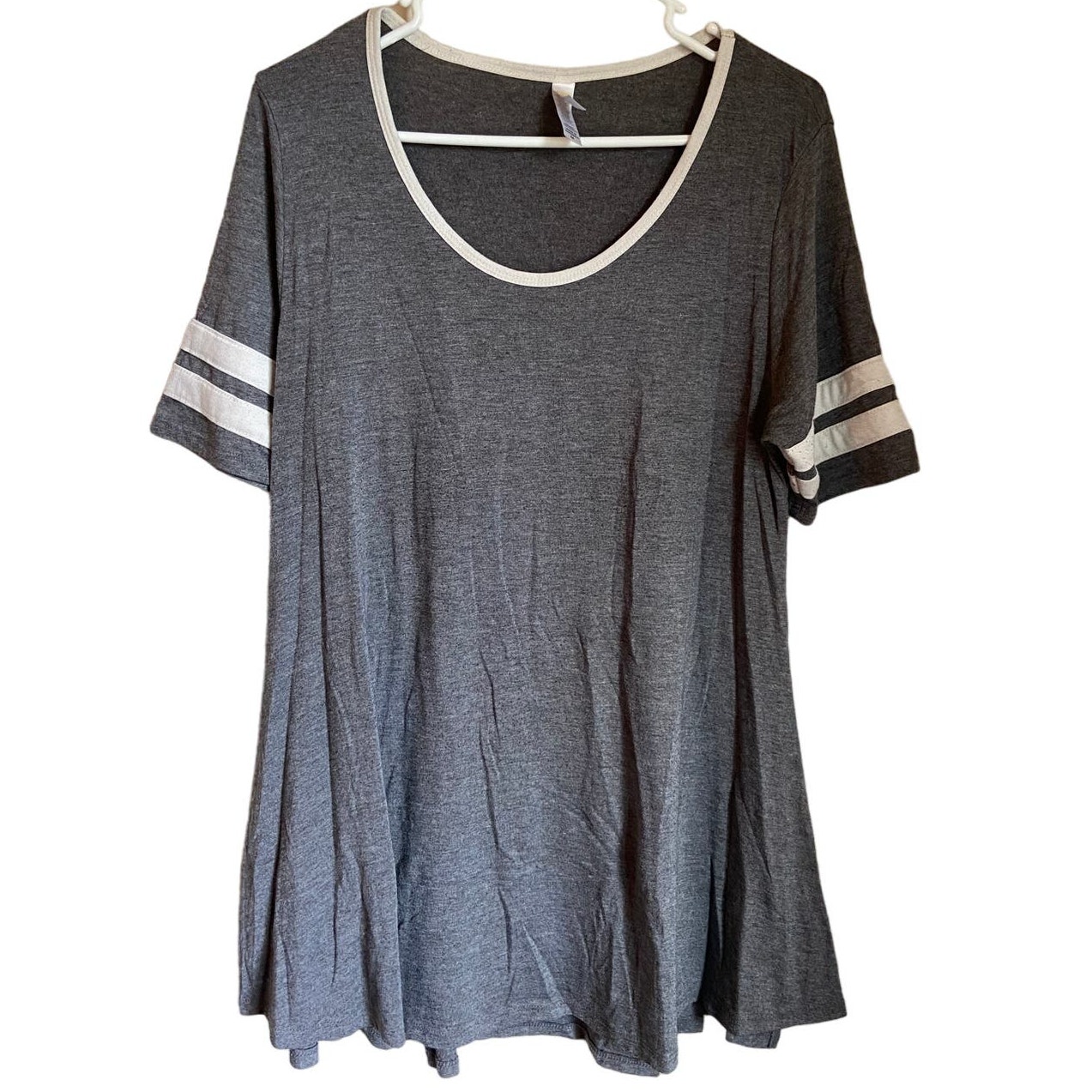 Lularoe Gray Scoop Neck T-Shirt Size M Casual Spirit Shirt Comfortable